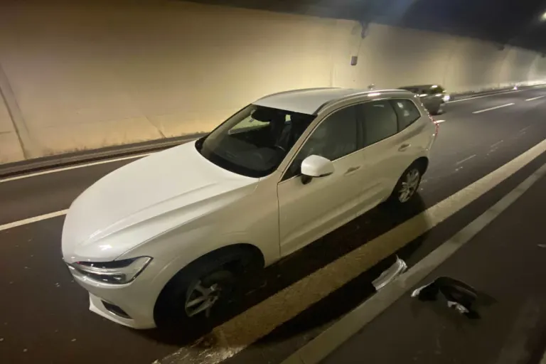 A3 Schinznach-Dorf AG – Auto kollidierte mit Randstein im Tunnel