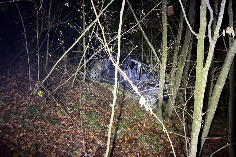 Künten AG – Auto stürzt bei Unfall einen Abhang hinunter