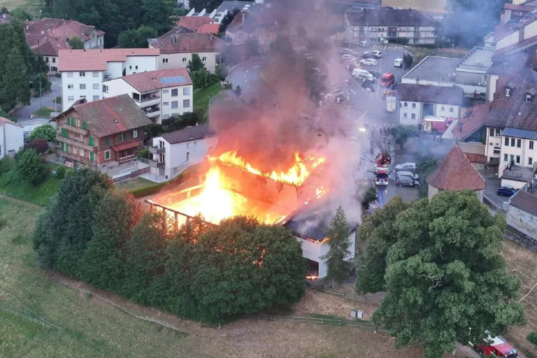 Romont FR – Turnhalle durch Brand zerstört