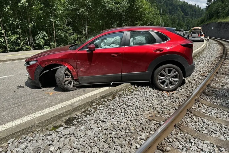 Lustmühle AR – Auto schleudert bei Unfall auf Bahngleis