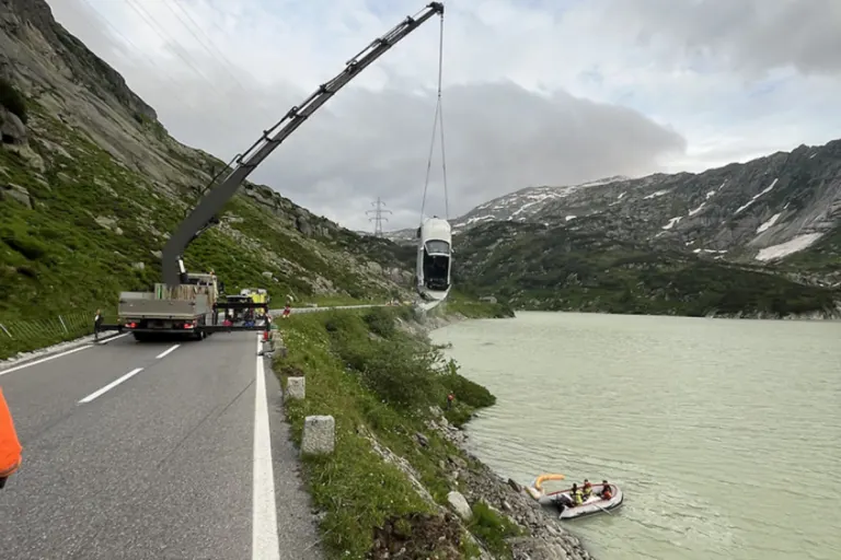Guttannen BE - Auto nach Unfall aus dem Wasser geborgen 