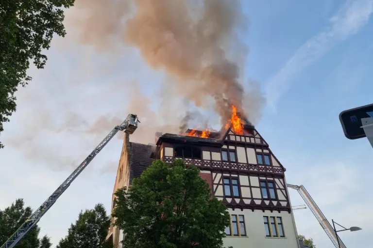 Witten – Dachstuhlbrand in der Lessingstrasse