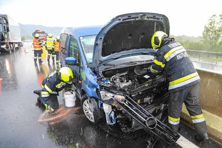 St. Lorenzen - PKW kracht in Betonleitwand