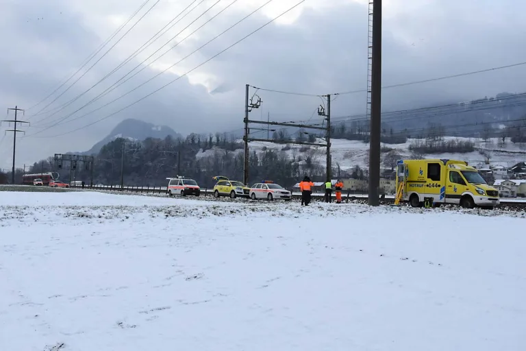 Dramatische Szene in Weite SG - Mann von Zug erfasst und schwer verletzt