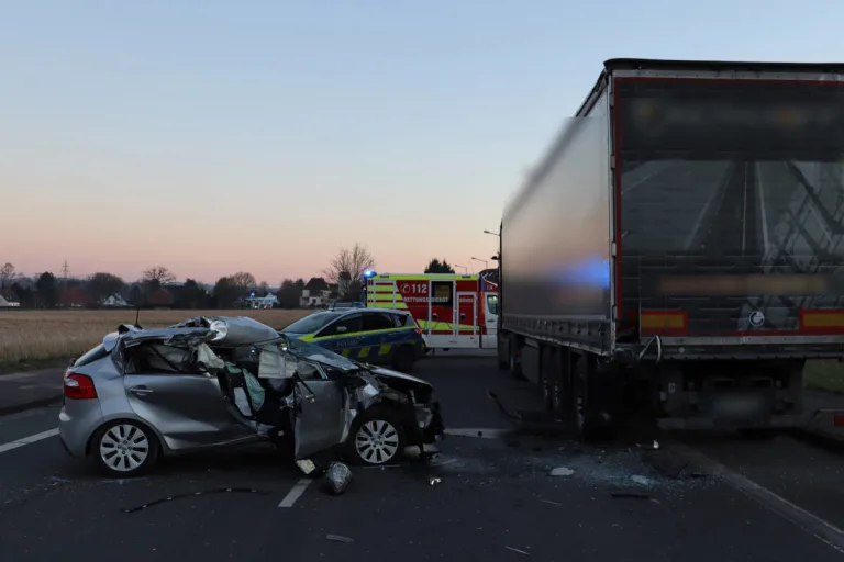 Löhne – Pkw kollidiert mit geparktem LKW - 83-Jähriger schwer verletzt