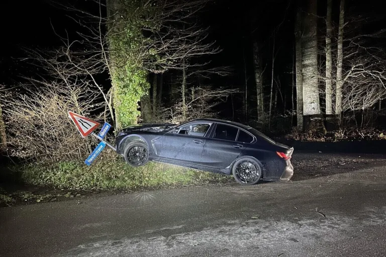 Unfall in der Stadt Schaffhausen - Mit einer Signalisationstafel kollidiert