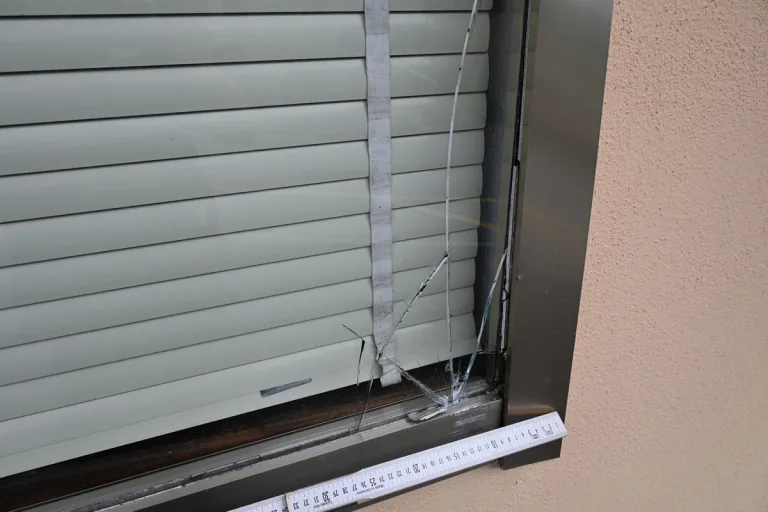 Mauren FL - Lieferwagen kracht in Schaufenster und flüchtet!