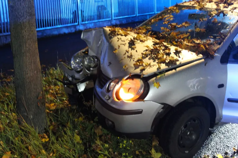 Troisdorf - Frontal mit einem Baum kollidiert