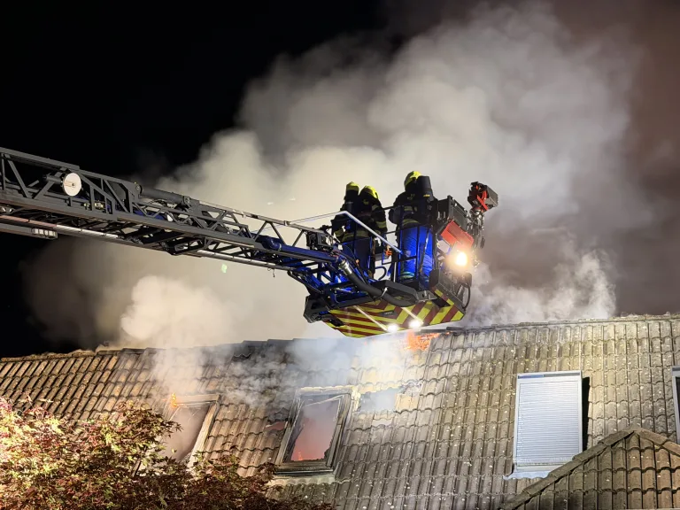 Henstedt-Ulzburg – Dachstuhlbrand in Reihenhaus