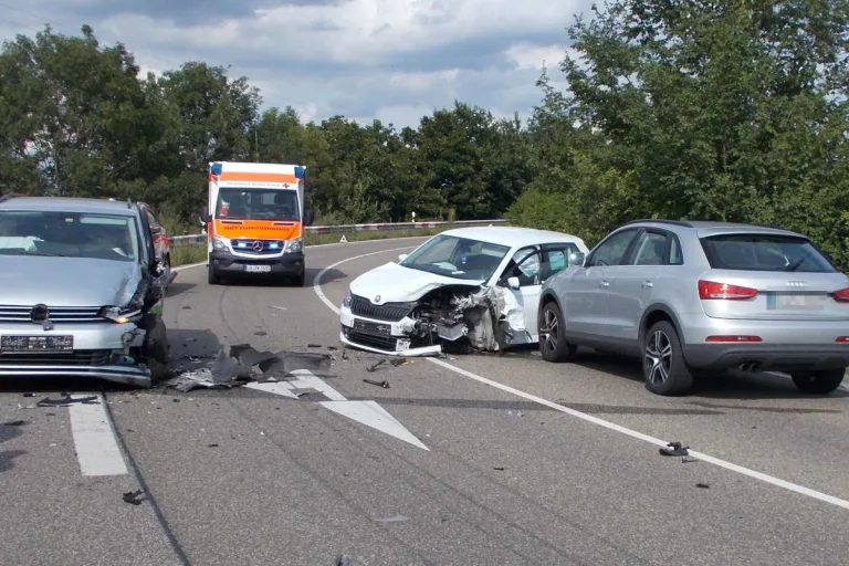Neustadt/Weinstraße – Bei Verkehrsunfall drei Personen verletzt