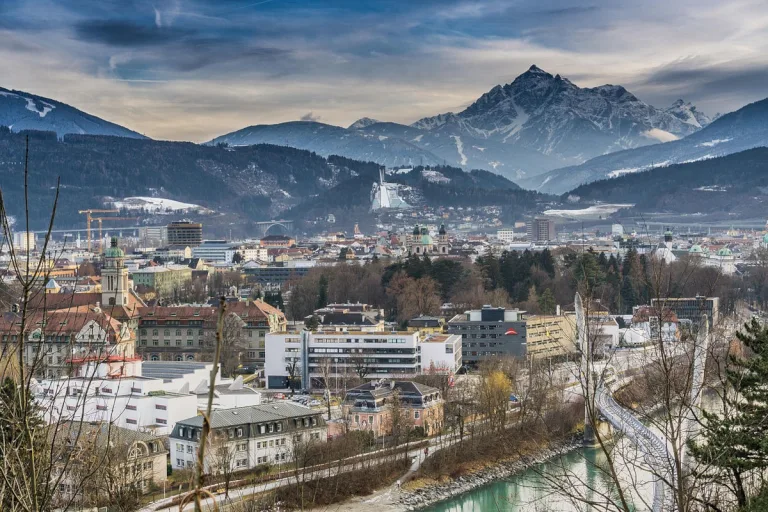 Innsbruck T – Auto erfasst Fußgängerin auf Schutzweg