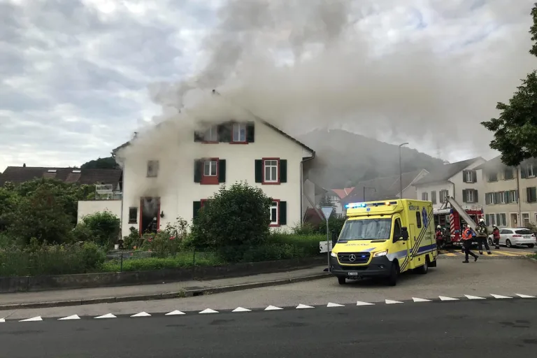 Pratteln BL – Brandfall erfordert Feuerwehreinsatz – zwei Personen verletzt