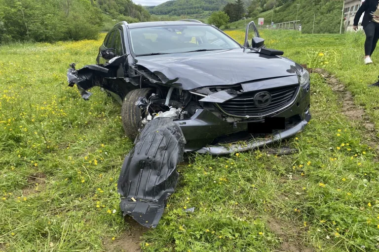 Ormalingen BL - Mazda-Lenkerin verursacht Selbstunfall