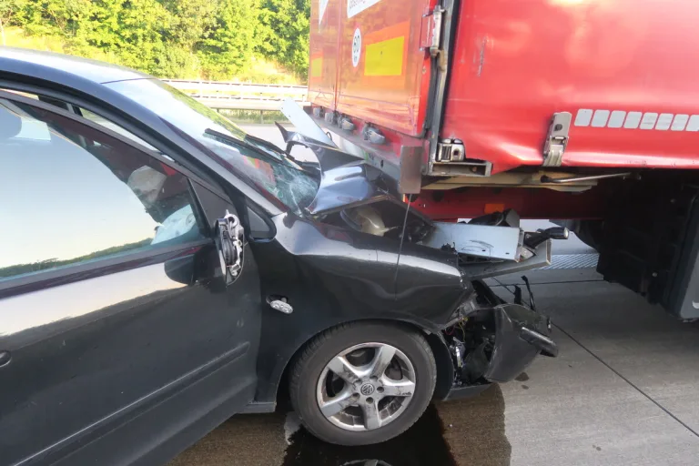 Delmenhorst - Gegen einen Sattelzug geprallt 