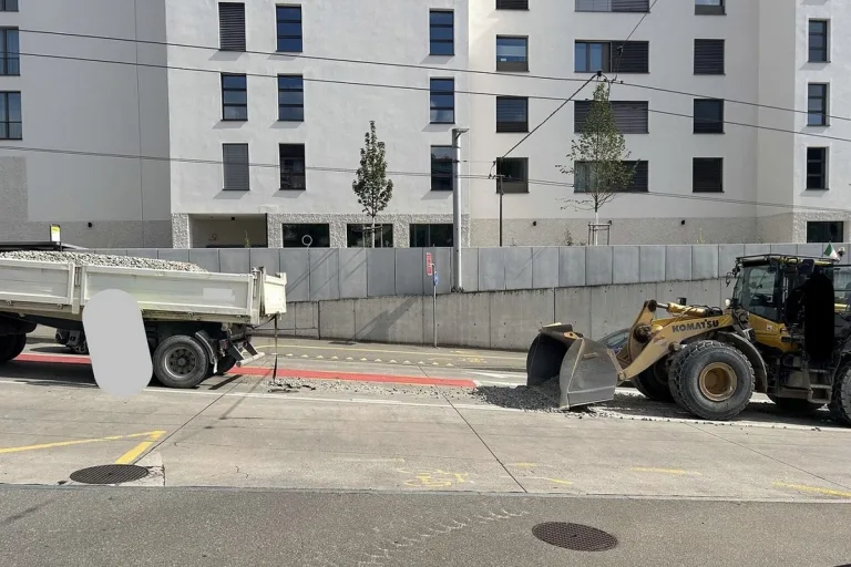 Neuhausen am Rheinfall - Lastwagen verliert mehrere Kubikmeter Kieselsteine