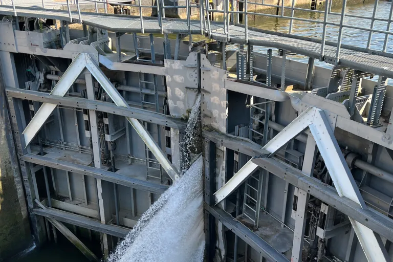 Sankt Aldegund RP – Drei Verletzte bei Schiffsunfall an Schleuse der Mosel
