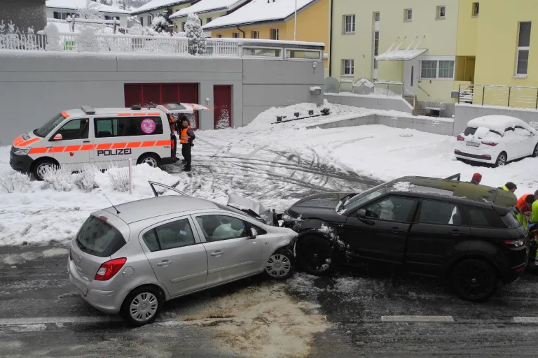Kanton Schwyz – Steckengebliebene LKWs und weitere Unfälle