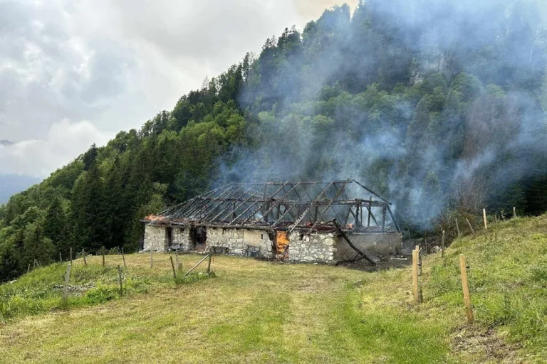 Montbovon FR - Alphütte bei Brand komplett zerstört