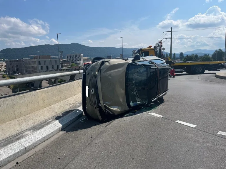 Delémont JU – Auto überschlägt sich bei Unfall