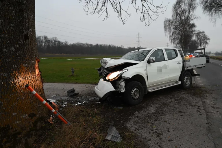 Buchs SG – Mann fährt mit Lieferwagen in Baum