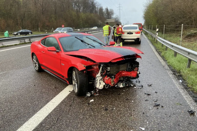 A1 Oftringen AG – Autofahrer demoliert seinen Wagen auf der Autobahn
