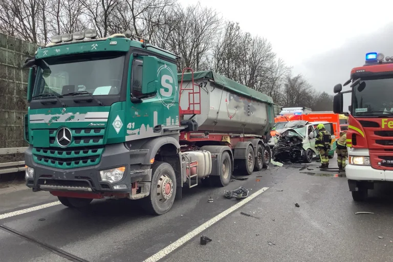 Gelsenkirchen – Schwerer Auffahrunfall von Transporter und Lkw