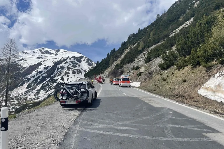 Susch GR - Rega fliegt Verletzte nach Unfall ins Spital 