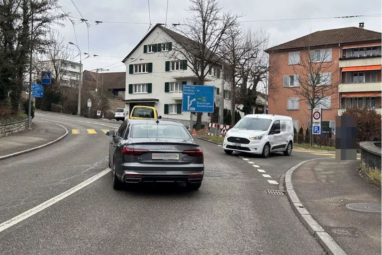 Neuhausen am Rheinfall SH – Lieferwagen kollidiert mit einem Auto
