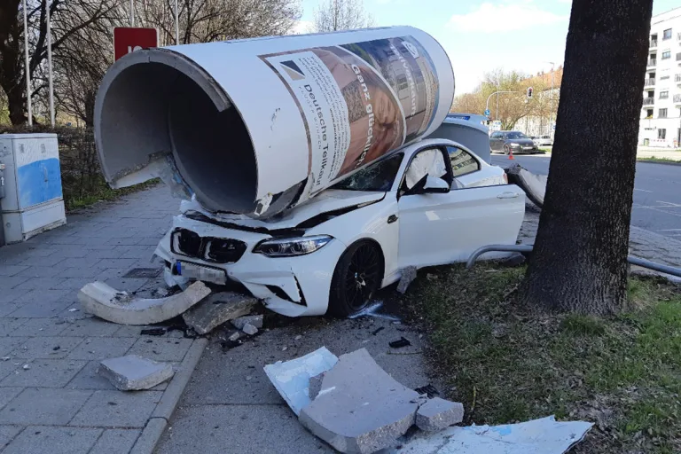 München – Mit BMW Litfaßsäule umgefahren