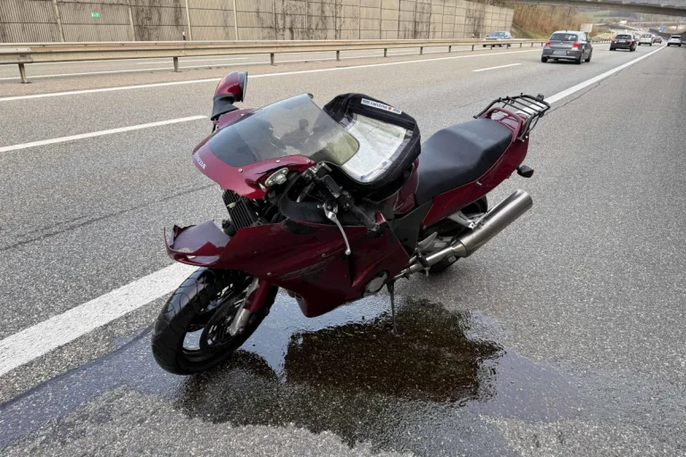 Frick AG – Alkoholisiert mit Motorrad auf der A3 verunfallt