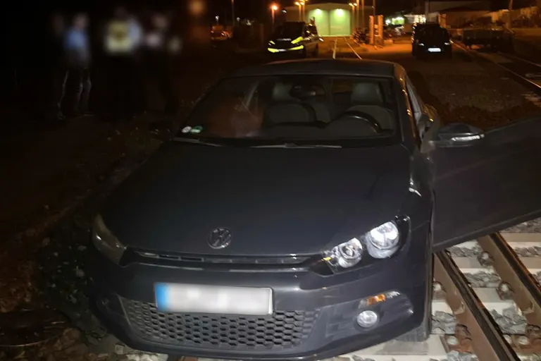 Oberhausen NW – Alkoholisierter Autofahrer verunfallt auf Bahngleisen
