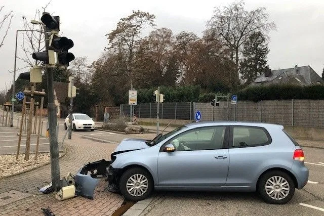 Speyer – Besoffen gegen Ampel gekracht
