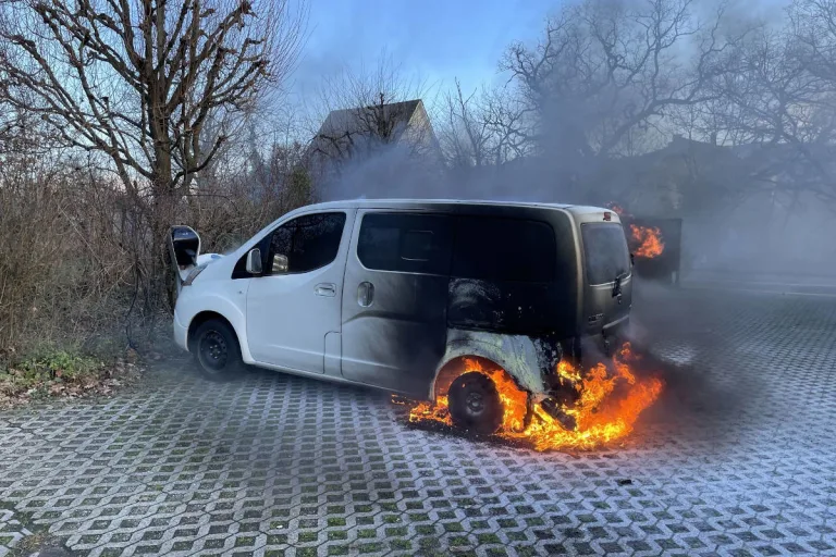 Reinach BL – Parkiertes Fahrzeug in Flammen aufgegangen