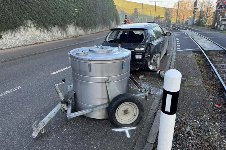 St.Gallen – Abgelenkt in stehendes Auto gefahren
