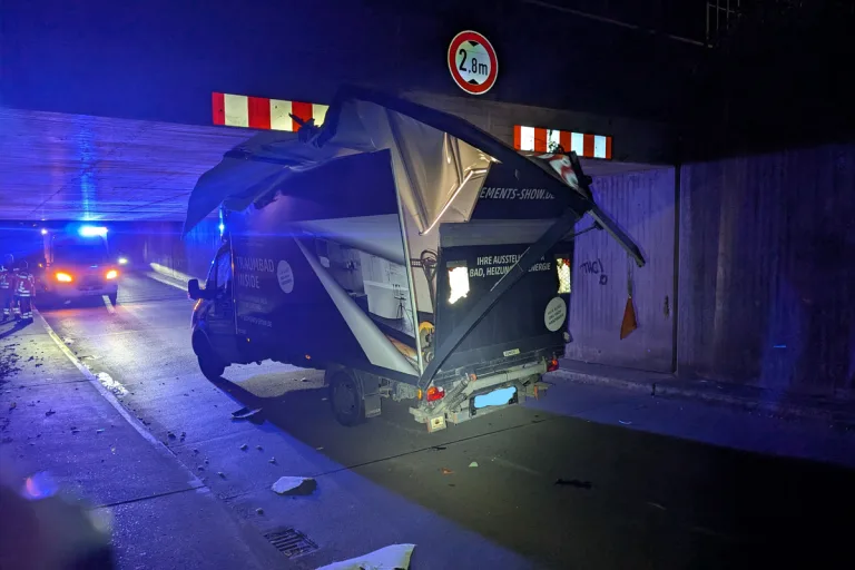 Barnstorf NI – Transporter bleibt in Unterführung stecken