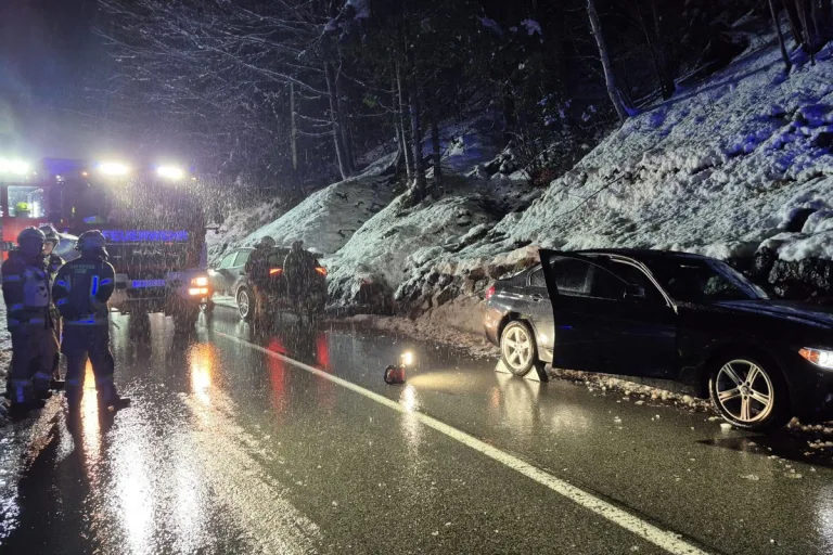 Eben am Achensee – Pkw prallt bei Unfall gegen Felswand