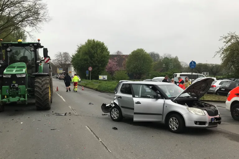 Bottrop Kirchhellen - Verkehrsunfall zwischen Traktor und PKWs - 4 Verletzte