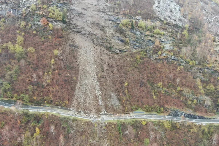 Castaneda GR – Felssturz versperrt Calancastrasse – Strecke für mehrere Tage gesperrt