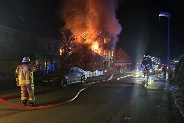 Dörentrup NW - Ein Toter nach Brand von Wohnhaus mit Explosion
