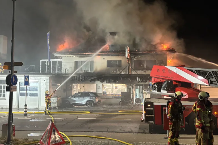 Brand in Boll BE – Gebäude mit Tankstelle steht in Flammen