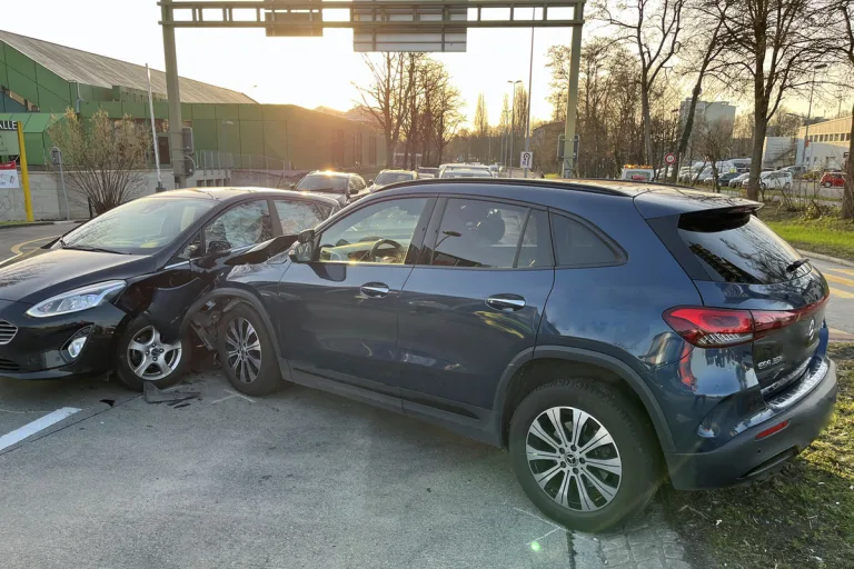 Sursee LU – Unfall beim Kreisel sorgt für Verkehrsbehinderungen