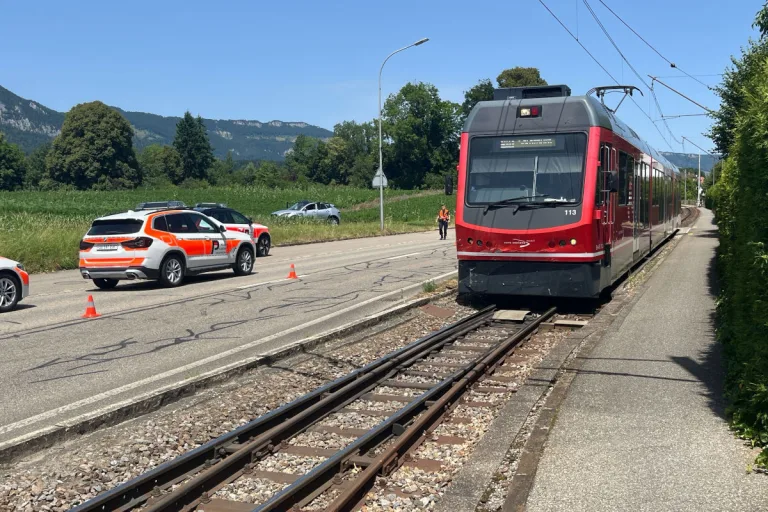 Unfall in Feldbrunnen SO – Drei Verletzte nach Kollision mit Schmalspurbahn