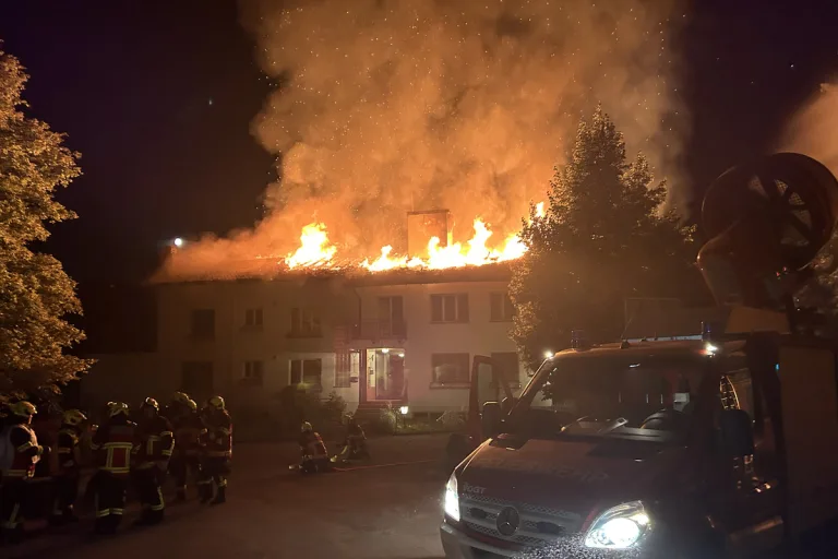 Kehrsatz BE - Grosser Brand hinterlässt Gebäude unbewohnbar