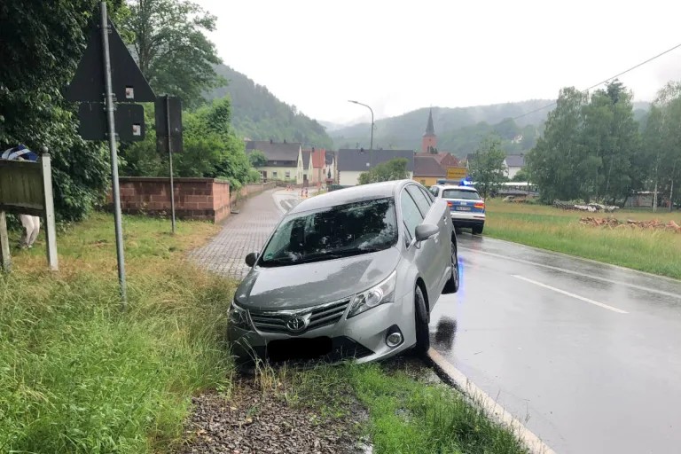 Vorderweidenthal – Fahrer übersieht Loch am Fahrbahnrand