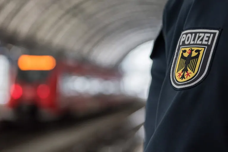 Grafing – Als Schaffner ausgegeben und Polizisten angegriffen