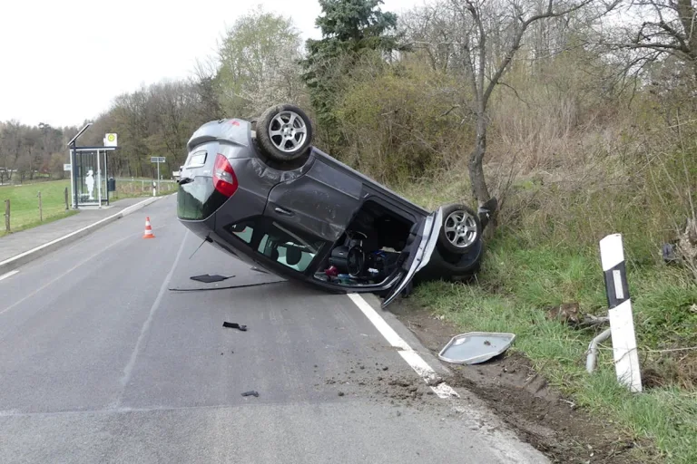 Nümbrecht – 83-Jähriger überschlägt sich mit Auto