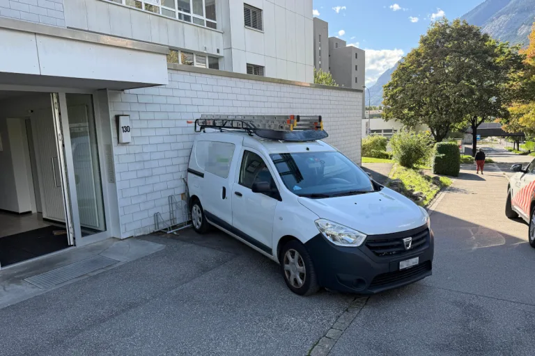 Chur GR – Lieferwagen rollt von Parkplatz in Hausfassade
