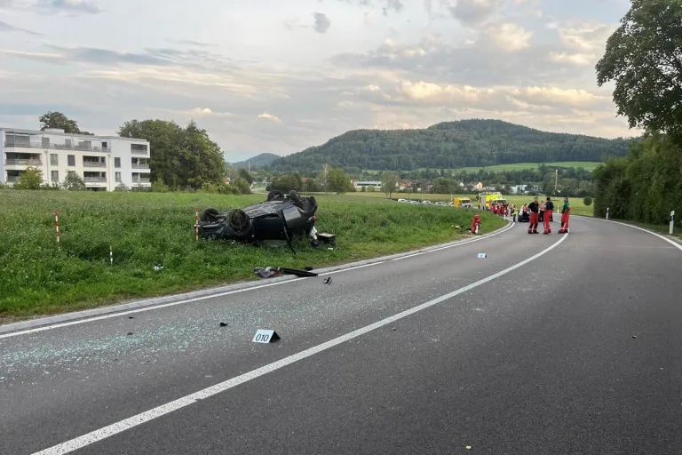 Schwerer Verkehrsunfall in Neftenbach ZH - Fahrer im Auto eingeklemmt 