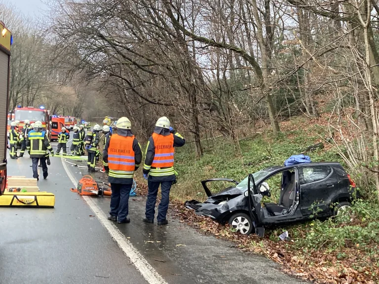 Hattingen – Schwerer Verkehrsunfall mit fünf Verletzten - Rettungshubschrauber im Einsatz