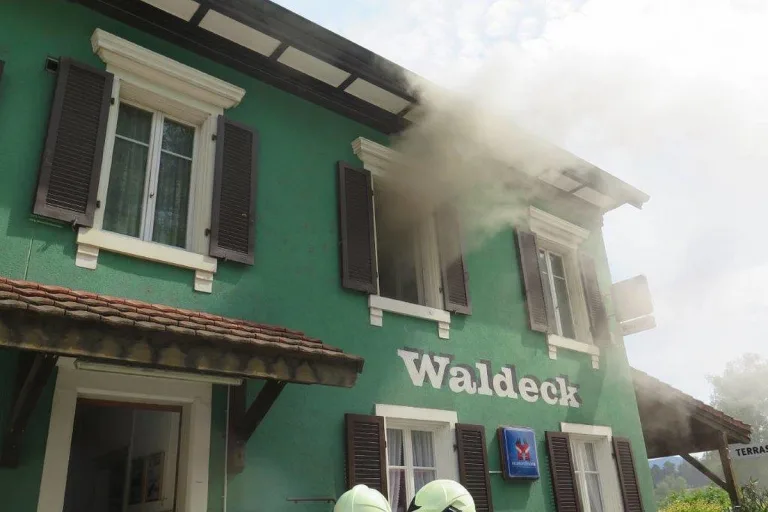 Zwingen BL – Brandfall erfordert Feuerwehreinsatz – eine Person verletzt